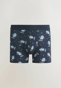 Tamsiai mėlyni bokso šortukai su mėlynų pieno dėžučių ir rudų sausainių raštu. Juose yra juodas, tekstūruotas dirželis. Pagaminti iš minkštos medžiagos.