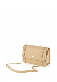 Beżowa torebka typu crossbody ze skóry, z klapą składana na przód, złotym łańcuchem i paskiem, teksturowana powierzchnia oraz kieszeń na zamek po boku.