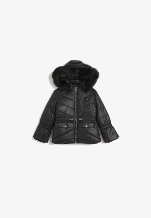 Czarna pikowana zimowa kurtka z zamkiem błyskawicznym z przodu, taliowana, z dwoma przednimi kieszeniami z klapkami oraz kapturem wykończonym czarnym sztucznym futrem.
