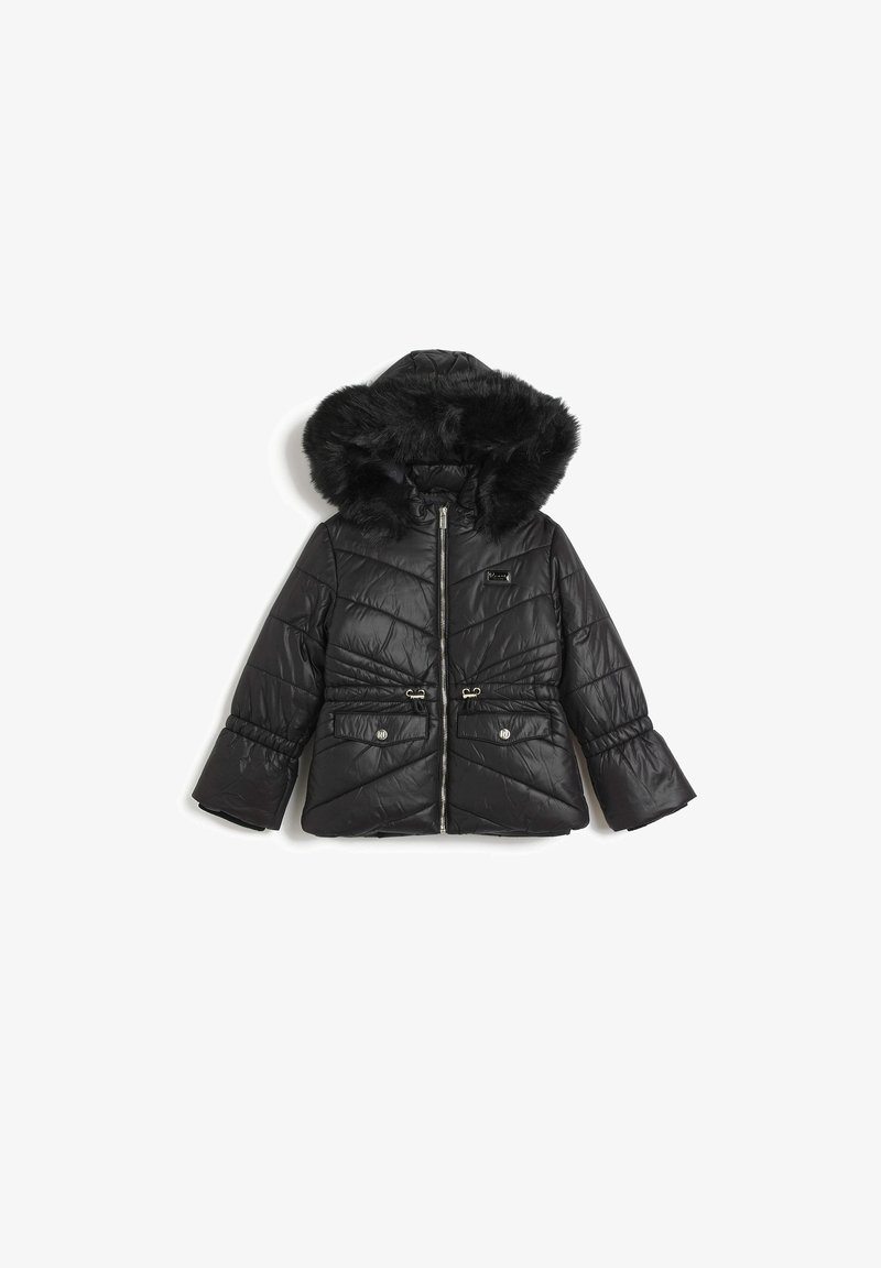 Czarna pikowana zimowa kurtka z zamkiem błyskawicznym z przodu, taliowana, z dwoma przednimi kieszeniami z klapkami oraz kapturem wykończonym czarnym sztucznym futrem.