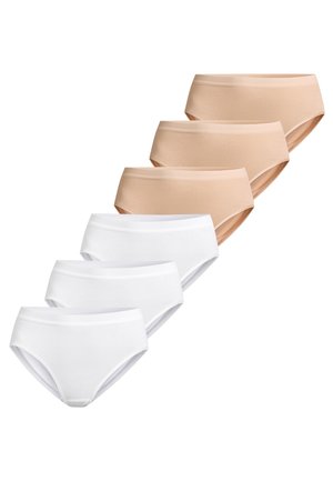 Drei beigetönige und drei weiße Damenunterhosen aus Baumwolle, angeordnet in zwei diagonalen Reihen auf weißem Hintergrund.