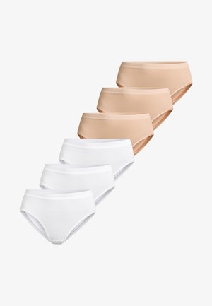 Drei beigetönige und drei weiße Damenunterhosen aus Baumwolle, angeordnet in zwei diagonalen Reihen auf weißem Hintergrund.