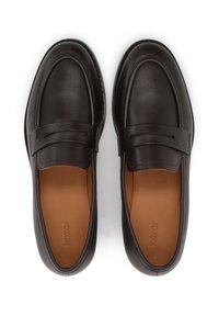 Mocassins en cuir brun foncé à texture lisse, dotés d'un profil bas, de détails cousus et d'un logo subtil sur la semelle intérieure.