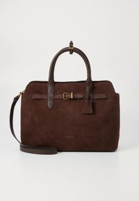 Brun skinnveske i semsket skinn med to håndtak på toppen, avtakbar skulderrem, gullfarget metallbeslag og rektangulær form. Har en liten tagg som detalj.