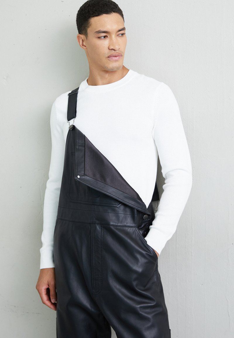 STUDIO ID - DUNGAREES - Lederhose - black, Vergrößern