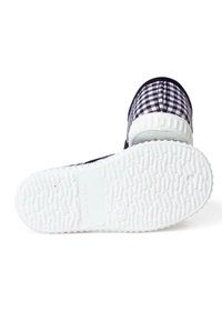 Slip-on boty s modro-bílým kostkovaným vzorem, s texturovanou bílou gumovou podešví a lehkým textilním svrškem.