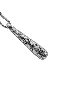 Collana con pendente d'argento con intricate incisioni di vari simboli, caratterizzata da una forma affusolata e una superficie texturizzata, appesa a una catena a maglie.