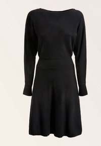 Schwarzes Strickkleid mit schmalem Halsausschnitt, langen Ärmeln und einer taillierten Taille, die in einen schwingenden Rock übergeht. Weiche Textur, minimalistische Details.
