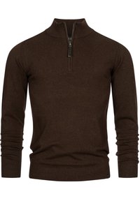 Suéter marrón con cremallera y cuello alto, mangas largas, puños y dobladillo acanalados, hecho de una tela suave y texturizada. Detalle de cremallera en el cuello.