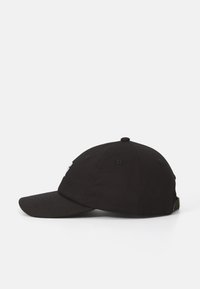 Sort baseball cap med en buet skygge, lavet af bomuld. Har seks ventilationshuller og et justerbart strop bagpå.