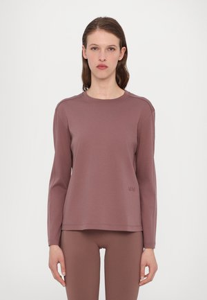 Langärmliger, mauvefarbener Sweatshirt mit rundem Ausschnitt, weichem Material und dezentem "MM"-Stickerei am Saum. Kombiniert mit passenden Hosen.