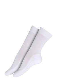 Witte sokken tot aan de enkel met een geribbelde bovenrand, een gladde textuur, versterkte neus en hiel, gemaakt van een ademende stof.