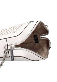 Borsa intrecciata in pelle bianca con chiusura a zip, tracolla a catena argentata e rivestimento interno beige con tasche organizzative.