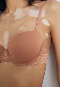 Calvin Klein Underwear LIGHTLY LINED BALCONETTE SOFT STRETCH LACE - Balconette tipa krūšturis - copper earth