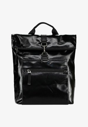 Sac à dos noir brillant avec poignée supérieure, poche avant zippée et fermeture à crochet sur fond blanc uni.