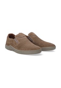 Hnědé semišové slip-on boty s perforovaným designem, elastickými bočními panely a texturovanou gumovou podrážkou se šitými detaily.