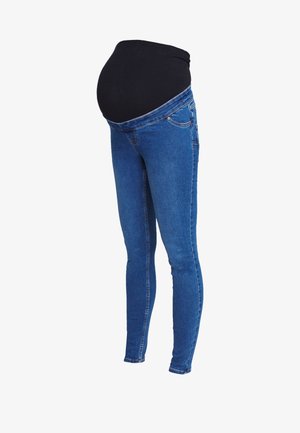 Blauwe zwangerschapsjeans met een rekbare zwarte tailleband, ontworpen om comfortabel te passen en een zwangere buik te ondersteunen.