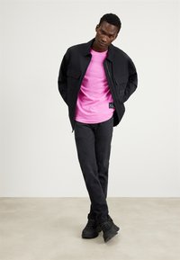 Calvin Klein Jeans BADGE TURN UP SLEEVE - Základné tričko - pink amour