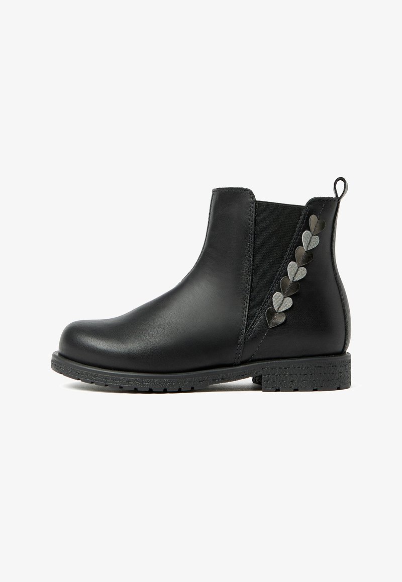 Bottine en cuir noir avec panneau latéral élastique, semelle texturée, languette de tirage et accents décoratifs en forme de cœur le long du côté extérieur.