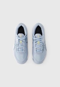 Αθλητικά παπούτσια σε ανοιχτό γαλάζιο χρώμα με δίχτυ και συνθετικό υλικό, δέσιμο με κορδόνια, μαύρη εσωτερική επένδυση και διακριτικό λογότυπο στο πλάι.