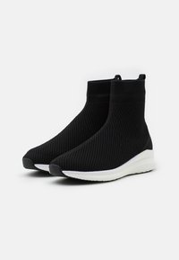 Schwarze Strick-High-Top-Sneaker mit strukturiertem Obermaterial, leichter weißer Sohle und einem Zugband für einfaches Anziehen.