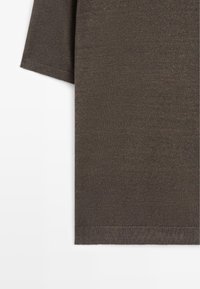 Dunkelbrauner, kurzärmliger Strickpullover mit Rippenbund am Saum und an den Ärmelenden, dargestellt auf weißem Hintergrund.