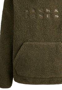 Sudadera de polar verde oscuro con una superficie suave y texturizada, que cuenta con un bolsillo frontal y el logo en relieve "JACK & JONES" en gris claro.