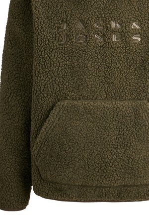 Tmavo zelený fleecový pulóver s mäkkým, textúrovaným povrchom, ktorý má prednú kapsu a embosované logo "JACK & JONES" v svetlo šedej farbe.