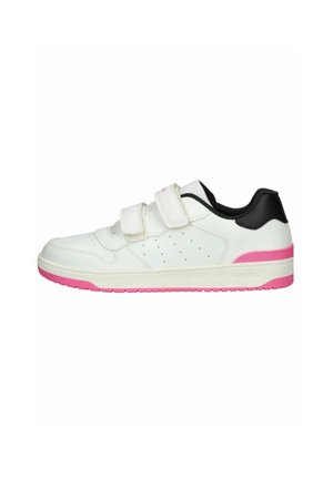 Sneaker bianca con suola e dettagli rosa, caratterizzata da un tallone nero, due strappi in velcro e dettagli perforati sui lati.