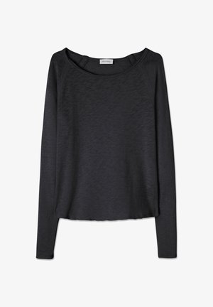 Schwarzes Langarmshirt mit rundem Ausschnitt, aus leichtem Stoff, flach auf weißem Hintergrund präsentiert.