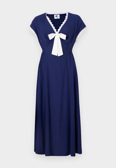 La vestido azul marino con mangas cortas tipo capa, un escote en V y un lazo color crema en la cintura, adornado con un dobladillo de encaje en el escote.