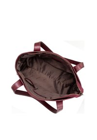 Bordeaux leren handtas met een ritssluiting, binnenzak, een gladde textuur en een bruine stoffen voering met een subtiel logo-patroon.