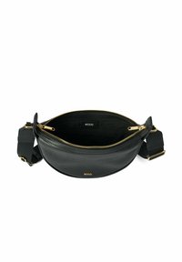 Borsa a tracolla in pelle nera con forma curva, dotata di una zip dorata e di un'etichetta interna. Cinghia nera semplice attaccata per una maggiore versatilità.