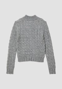 Grau gestrickter Pullover mit strukturiertem Kabelmuster, gerippten Bündchen und hohem Kragen. Kurz geschnittenes Design mit langen Ärmeln.