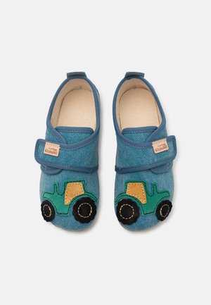 Blaue Stoffschlappen mit einem Klettverschluss, auf der Vorderseite mit einem Traktor-Motiv in grüner, gelber und schwarzer Stickerei.