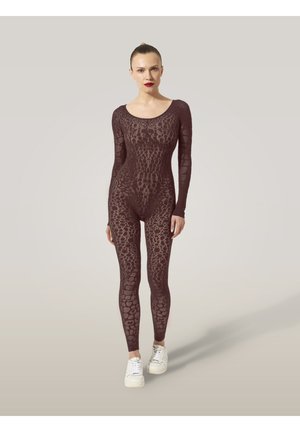 Burgunderfarbener Body mit langen Ärmeln, der ein strukturiertes Muster aufweist. Kombiniert mit weißen Sneakers, zeigt er eine enganliegende Silhouette.