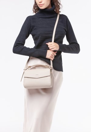 Borsa a tracolla beige realizzata in pelle testurizzata con manico superiore e tracolla rimovibile, caratterizzata da una chiusura a pattina e un sottile dettaglio di branding.