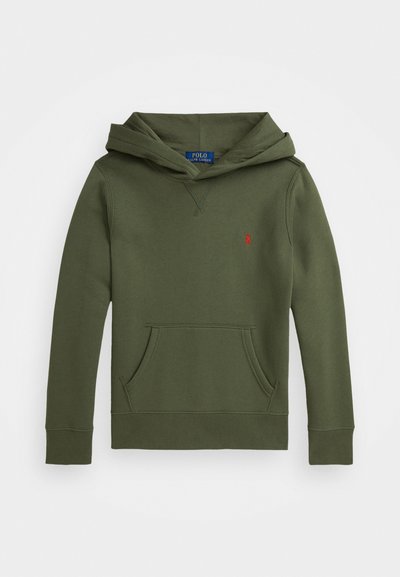 Sweatshirt verde-oliva com bolso tipo canguru na frente, mangas longas, capuz e pequeno logótipo bordado em vermelho no lado esquerdo do peito.