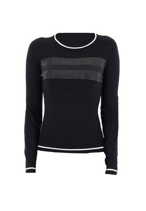 Maglietta nera a maniche lunghe con una fascia orizzontale di piccole borchie argentate sul petto e un colletto a girocollo a righe bianche.