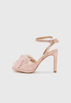 Lyserøde satin højhælede sandaler med en bølget tylldetalje udsmykket med falske perler, med ankelrem og åben tå design.