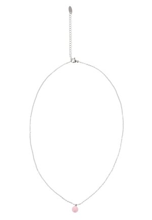 Delikatny srebrny naszyjnik z łańcuszkiem, z małym, różowym, okrągłym kamieniem jako zawieszką i regulowanym zapięciem na białym tle.