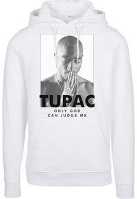 Hvit hettegenser med svart-hvitt grafikk av en person med sammenflettede hender. Fet tekst leser "TUPAC ONLY GOD CAN JUDGE ME." Mykt stoff med kenguru lomme.
