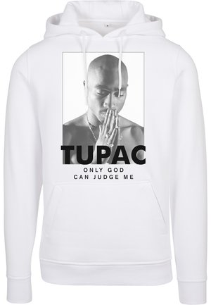 Witte hoodie met een zwart-wit graphic van een persoon met samengevoegde handen. Vetgedrukte tekst leest "TUPAC ONLY GOD CAN JUDGE ME." Zacht materiaal met een kangoeroezak.