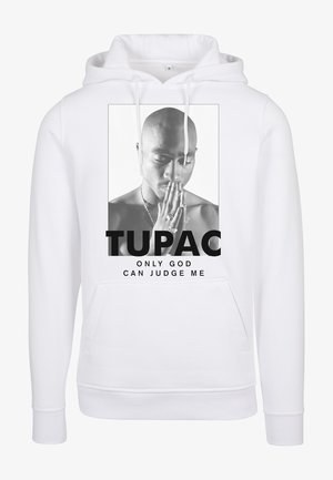 Sweat à capuche blanc avec un graphique en noir et blanc représentant une personne avec les mains jointes. Un texte en gras indique "TUPAC SEUL DIEU PEUT ME JUGER". Tissu doux avec une poche kangourou.