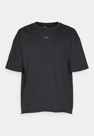 Tricou din bumbac negru, cu o croială lejeră, mâneci scurte și guler rotund. Are un logo mic în partea din față, la mijloc.