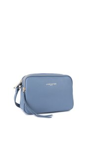 Borsa a tracolla in pelle blu chiaro con superficie texture, cerniere dorate e logo brandizzato. Presenta una tracolla laterale e una forma rettangolare slanciata.