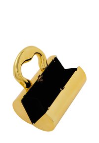 Gouden metalen handtas met een gebogen handvat, met een slanke rechthoekige vorm en een zwarte binnenkant. Gladde afwerking zonder zichtbare patronen.