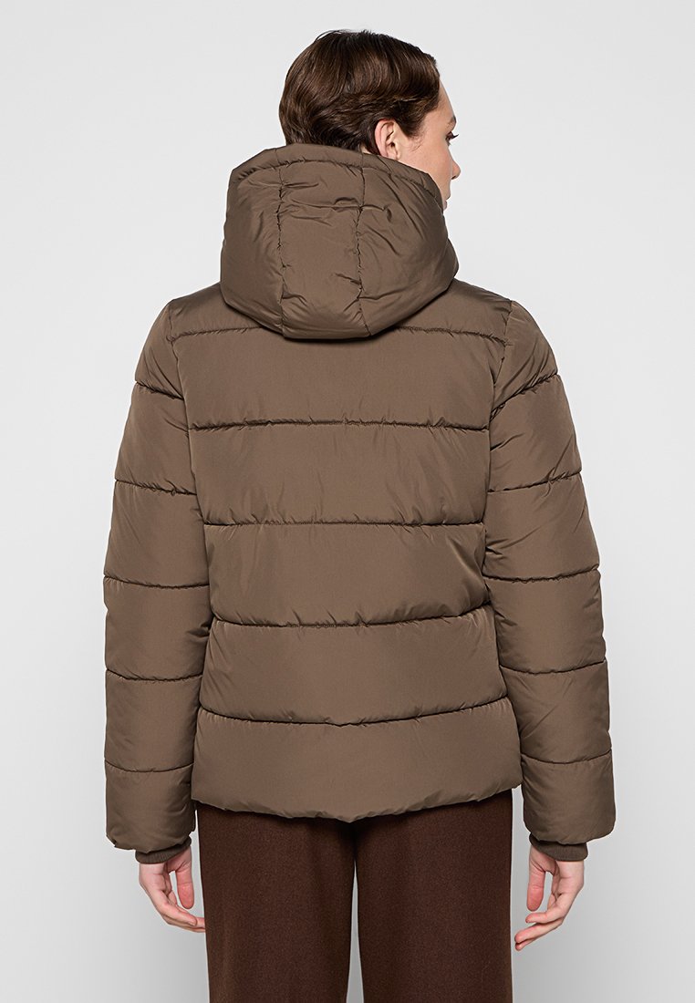 Giacca a vento marrone con cappuccio, con design trapuntato e righe orizzontali. Texture liscia, bordi arrotondati e vestibilità rilassata.