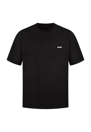 Schwarzes Baumwoll-T-Shirt mit kurzen Ärmeln und Rundhalsausschnitt. Verfügt über ein kleines weißes Etikett im Brustbereich. Glatte Textur.