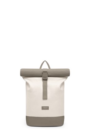 Rygsæk med rulletoplukning i beige og taupe, med en frontbukkestrap og et firkantet mærke med teksten "LARKSON" ved bunden.